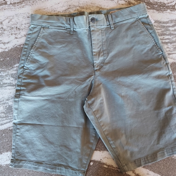Men's Gap Green  8" Vintage Shorts. Size 32" Waist. NEW - Picture 2 of 2